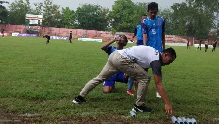 Taufiq Kasrun saat membagi minuman kepada pemainnya (Foto: Istimewa)