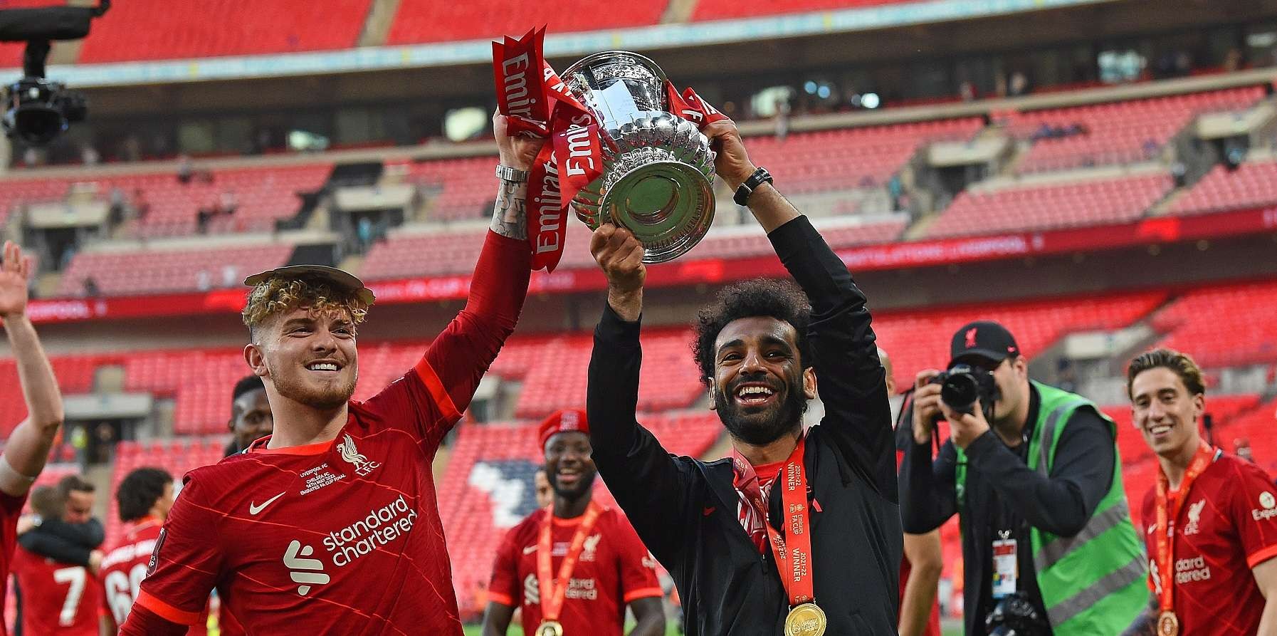 Mohamed Salah (kanan) mengalami cedera saat Liverpool menjuarai Piala FA. (Foto: Twitter/@LFC)