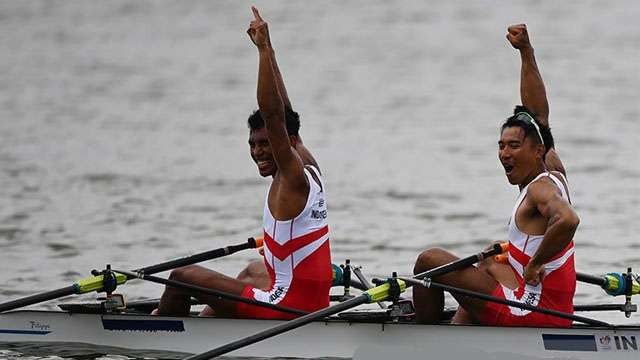 Dayung Jati Diri Bangsa Bahari. Pedayung Ardi Risedi (kiri) dan Kakan Rusmana usai mencapai garis finis di urutan pertama dalam babak final nomor lightweight manÃs double scull cabana saying SEA Games 2021 di Hai Phong, Vietnam, pekan lalu. (Foto: Antara)