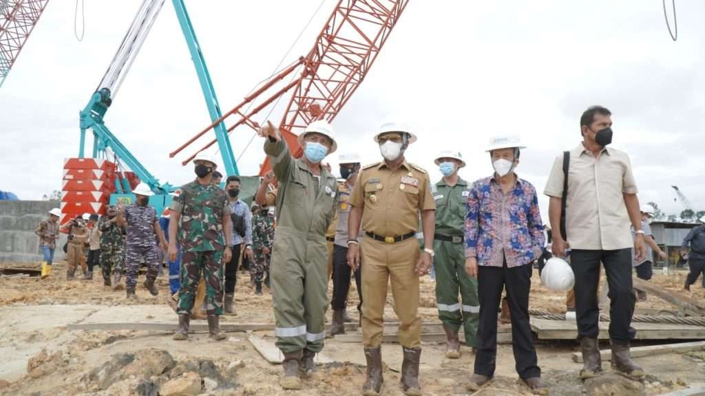 Gubernur Kaltara, Zainal A Paliwang ketika melihat langsung progress pembangunan kilang pengolahan gas alam cair di Desa Tanah Merah, Kecamatan Tana Lia, Kabupaten Tana Tidung beberapa waktu lalu. (Foto:diskominfo.kaltaraprov.go.id)