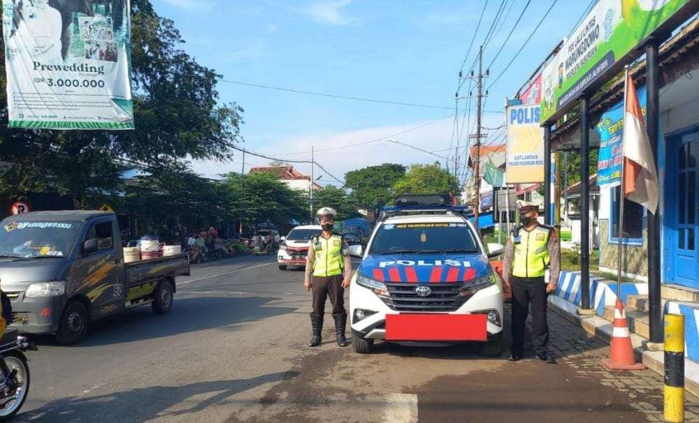 Petugas lalu lintas Polres Pasuruan Kota berpatroli. (Foto: Istimewa)