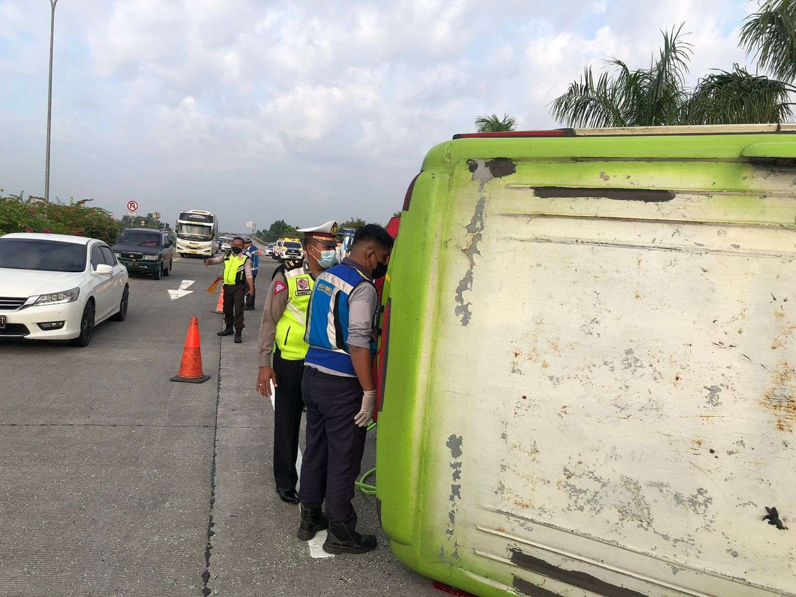 Aparat melakukan evakuasi di TKP bus oleng di Tol Sumo, Senin 16 Mei 2022. (Foto: PJR Polda Jatim)