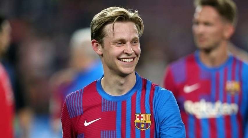 Frenkie de Jong dikabarkan lebih memilih Manchester City ketimbang Manchester United. (Foto: Twitter/@FCBarcelona)