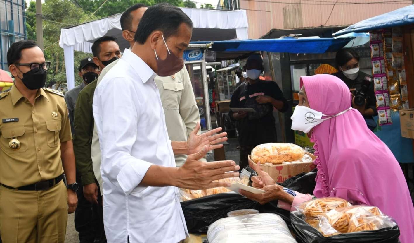 Presiden Jokowo mendapat keluhan warga terkait tingginya harga kebutuhan pokok (foto: Dok Setpres)