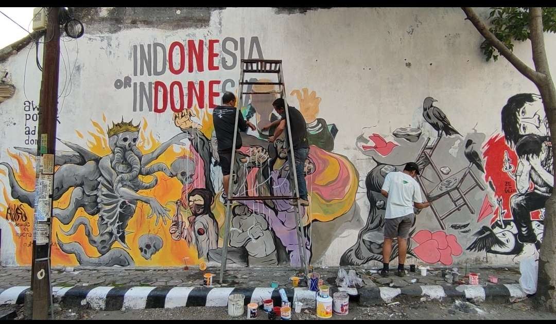 Tiga komunitas mural di Kediri menggambarkan pesar kerukunan pada tahun politik 2024. (Foto: Fendhy Plesmana/Ngopibareng.id)