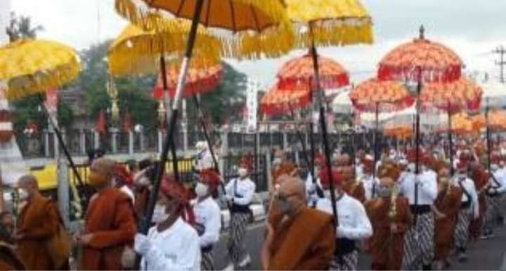 Pawai dalam rangkaian hari raya Tri Suci Waisak dari Candi Mendut menuju Candi Borobudur. (Foto: Istimewa)