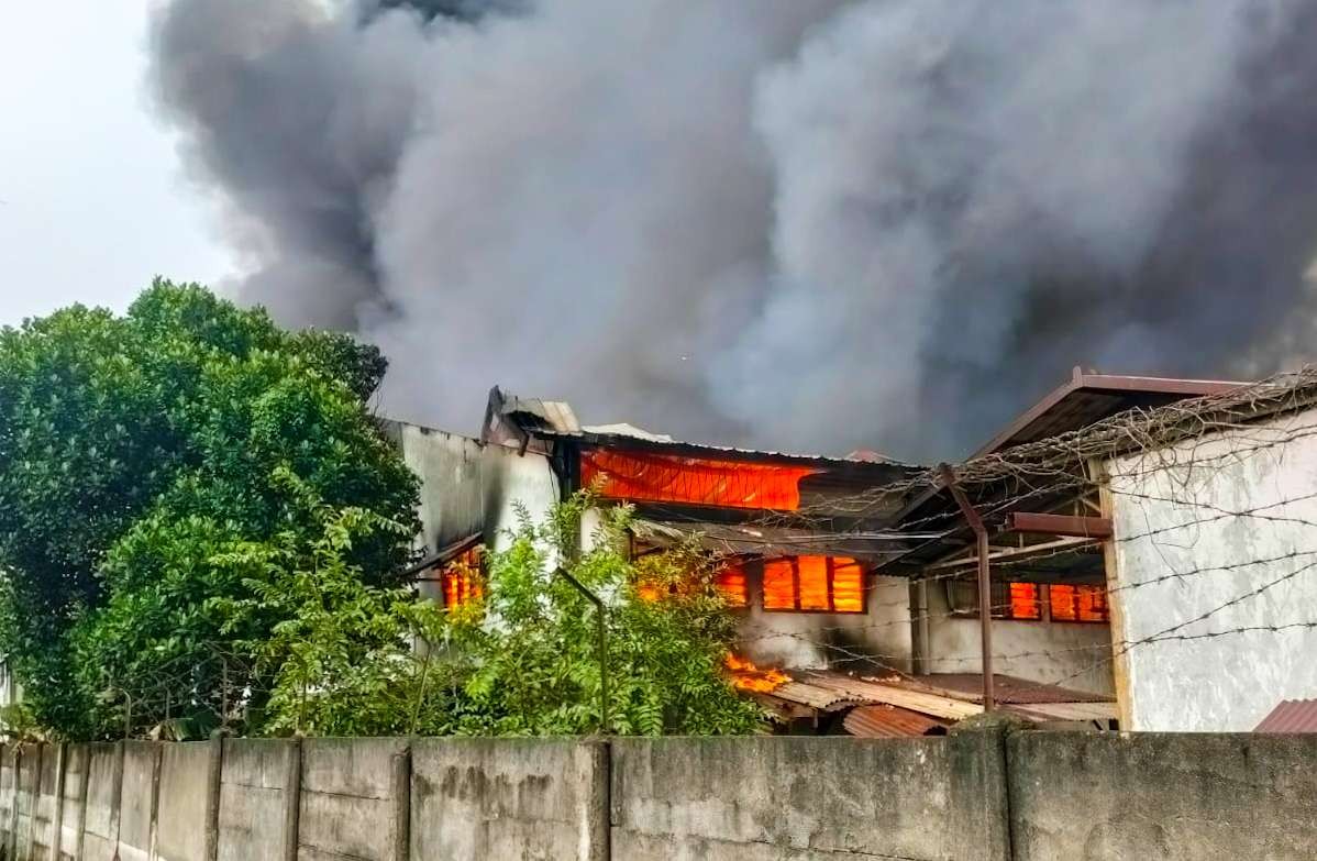 Pabrik mebel PT Aneka Regalindo terlihat dari belakang. (Foto: Aini/Ngopibareng.id)