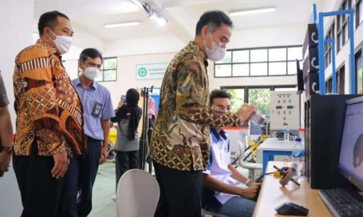 Direktur Jenderal Pendidikan Vokasi Wikan Sakarinto meninjau pelaksanaan kerja sama (Foto: istimewa)