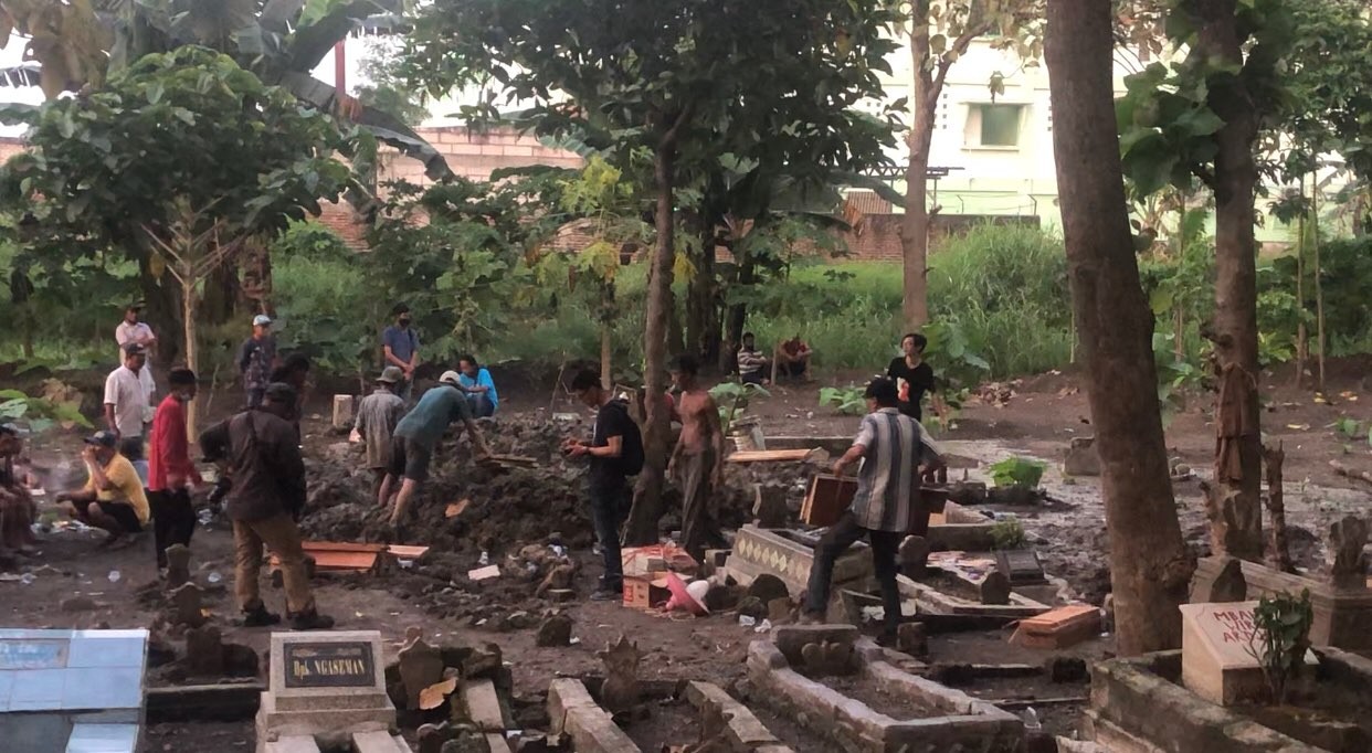 Liang lahat yang dipersiapkan untuk korban kecelakaan bus maut di Tol Mojokerto-Surabaya. (Foto: Andhi Dwi/Ngopibareng.id)