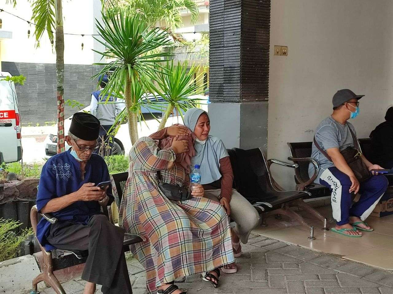 Keluarga korban kecelakaan bus di Tol Mojokerto-Surabaya (Sumo), tak menyangka jika usai berwisata ke Yogyakarta, bus justru membawa kabar kesedihan. (Foto: Deni Lukmantara/Ngopibareng.id)