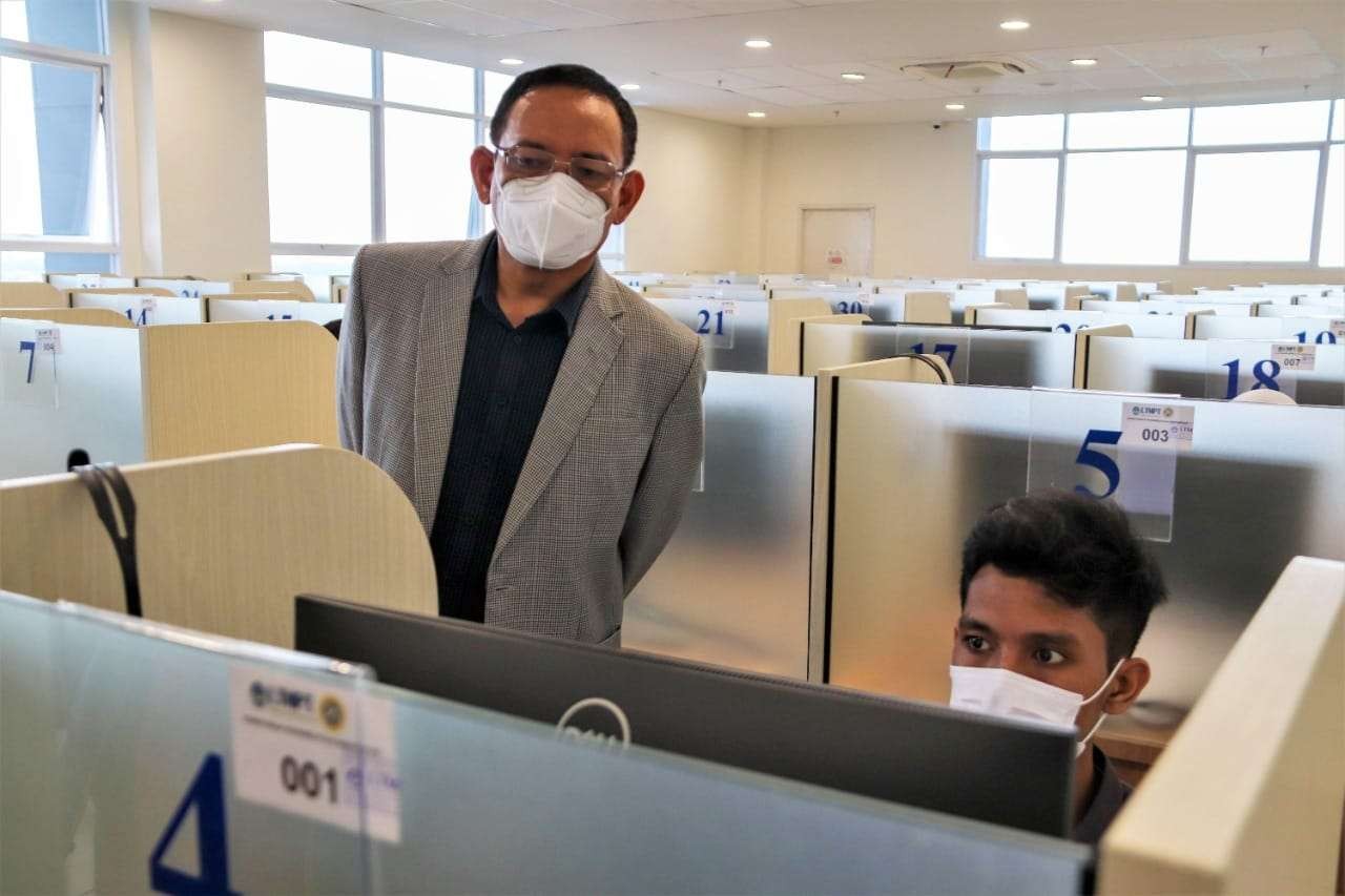 Rektor Unair, Prof Nasih saat memantau para peserta UTBK hari ini. (Foto: Istimewa)