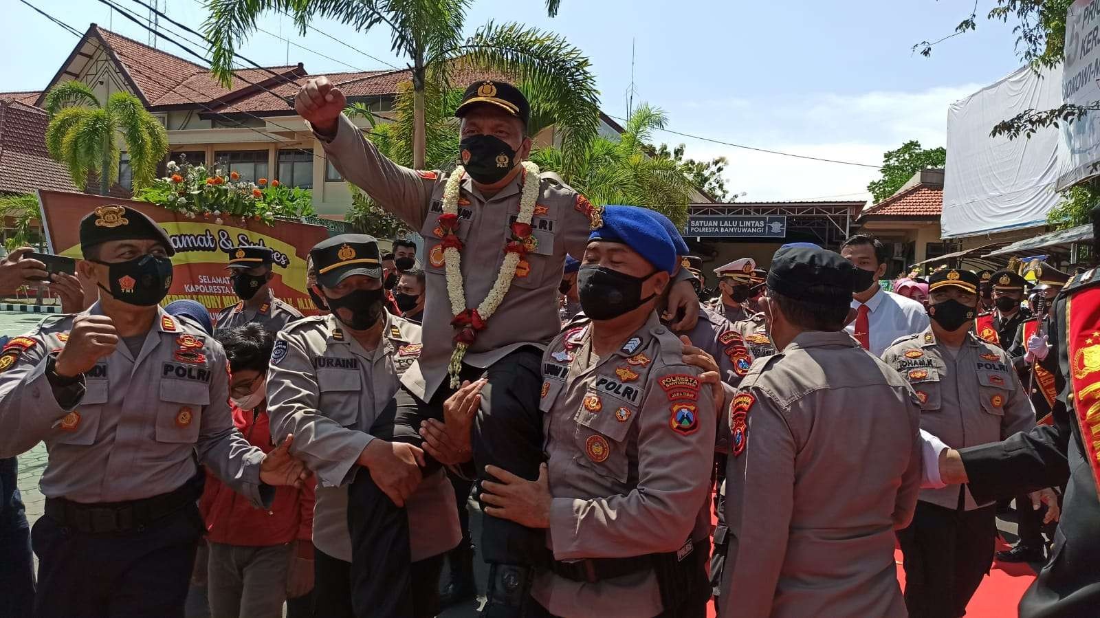 Kombespol Nasrun Pasaribu digendong sejumlah personil Polresta Banyuwangi (foto:Muh Hujaini/Ngopibareng.id)