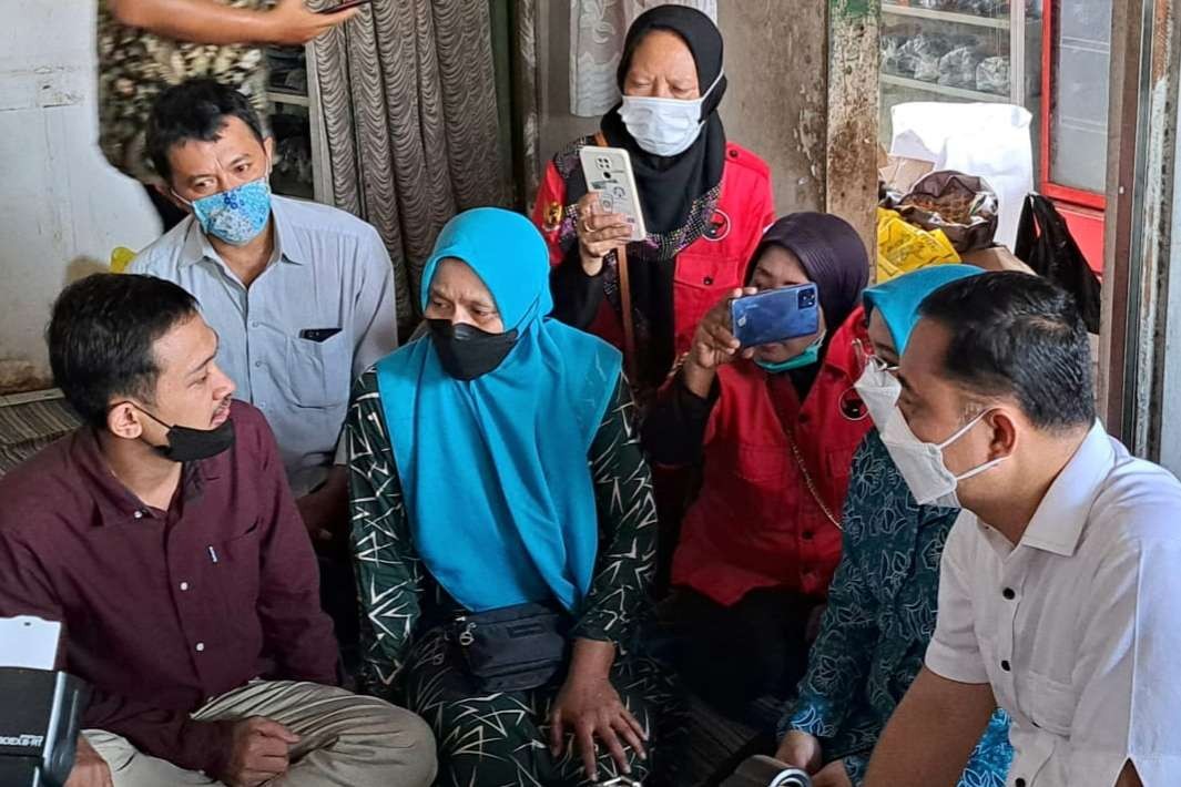 Moch Asrori (baju merah) saat dikunjungi Walikota Surabaya, Eri Cahyadi. (Foto: Pita Sari/Ngopibareng.id)