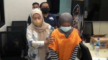 Neneng Umaya tertunduk saat diabadikan fotonya. Ia tega menghabisi nyawa selingkuhan suaminya, Dini Nurdiani, dengan menjebak korban untuk buka puasa bersama atau bukber. (Foto: Istimewa)