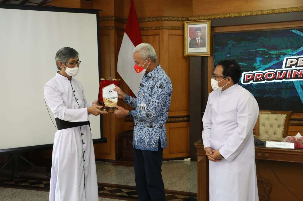 Gubernur Jateng Ganjar Pranowo saat menerima kunjungan Keuskupan Agung Semarang di Kantor Gubernur Jateng, Selasa 17 Mei 2022. (Foto: dok. Humas Pemprov Jateng)