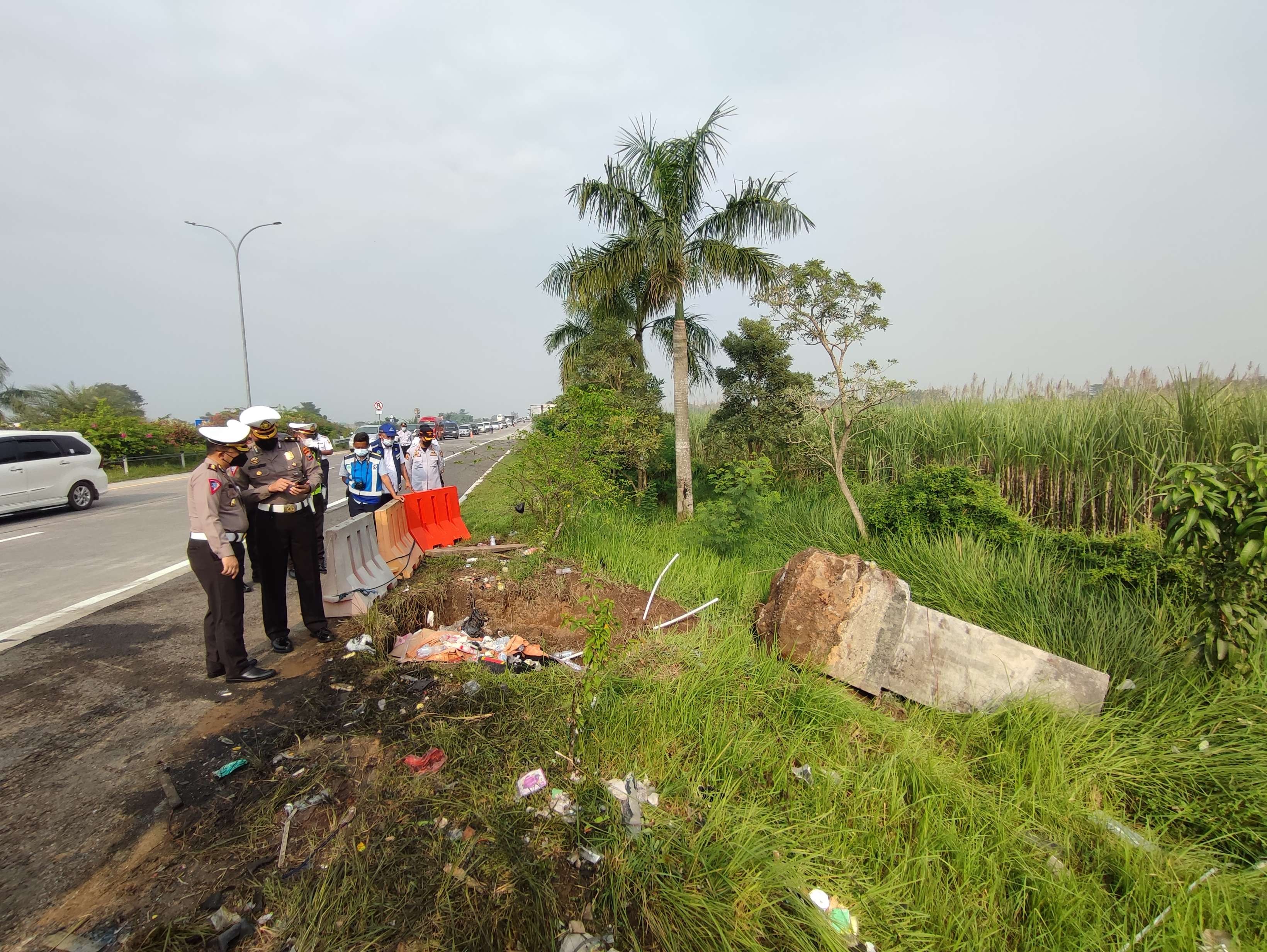 Korlantas Polri dan Ditlantas Polda Jatim menggelar olah TKP di Tol Mojokerto, Salasa 17 Mei 2022. (Foto: Deni Lukmantara/Ngopibareng)