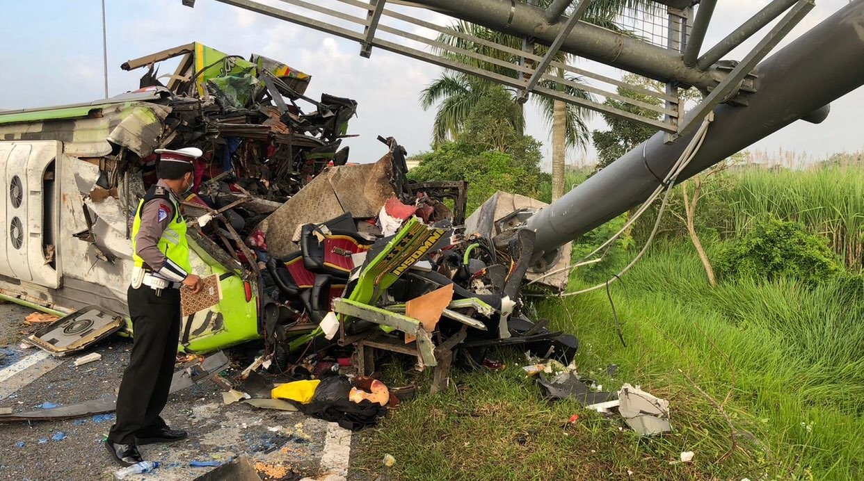 Kondisi bus usai mengalami kecelakaan di Tol Surabaya-Mojokerto. (Foto: dok. Polda Jatim)