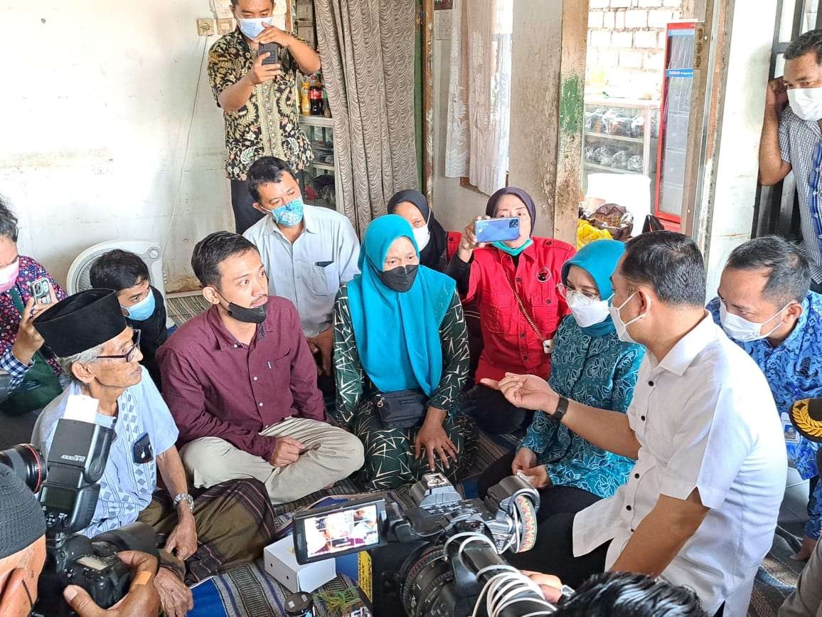 Walikota Eri Cahyadi saat mendatangi rumah keluarga korban Moch. Asrori (anak dari korban meninggal Asmuni). (Foto: Pita Sari/Ngopibareng.id)