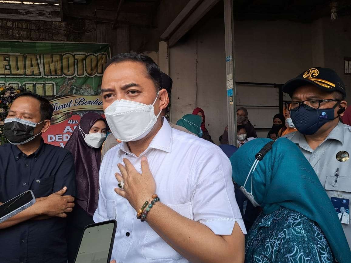 Walikota Eri Cahyadi saat berkunjung di rumah salah satu korban kecelakaan Tol Mojokerto, Selasa 17 Mei 2022. (Foto: Pita Sari/Ngopibareng.id)