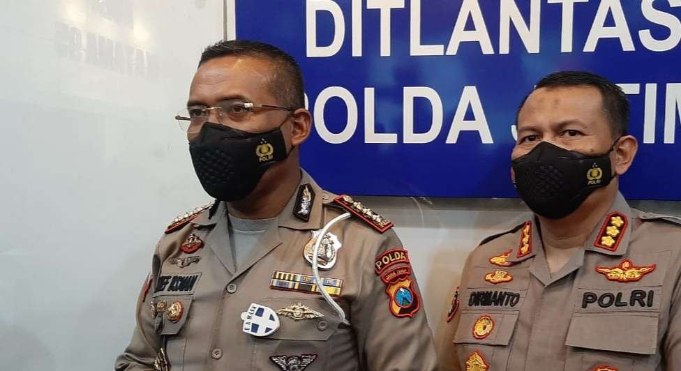 Dirlantas Polda Jatim, Kombes Pol Latief Usman (kiri). (Foto: Fariz Yarbo/Ngopibareng.id)