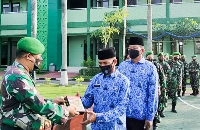 Komandan Kodim 0813 Bojonegoro Letkol Arm. Arif Yudo Purwanto menyerahkan Susu Serdadu secara simbolis kepada salah satu anggota ASN Kodim Bojonegoro. (Foto: Dok Kodim Bojonegoro)