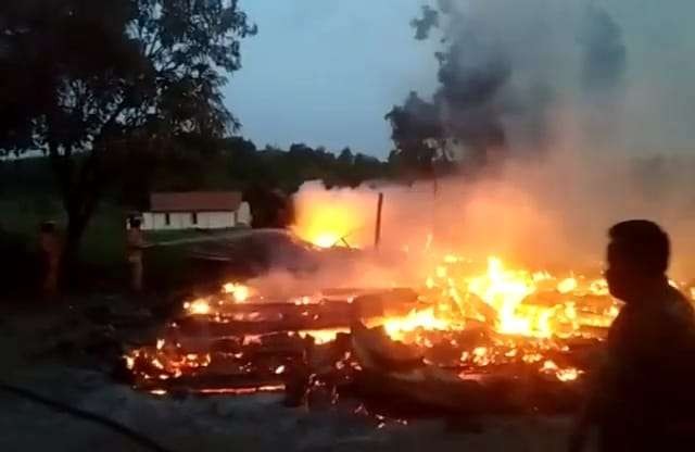 Rumah singgah milik Perhutani di Dusun Sugihan, Desa Kedungsumber, Kecamatan Temayang, Bojonegoro, ludes terbakar pada Selasa 17 Mei 2022. (Foto: Dok. Damkar Bojonegoro/Ngopibareng.id)