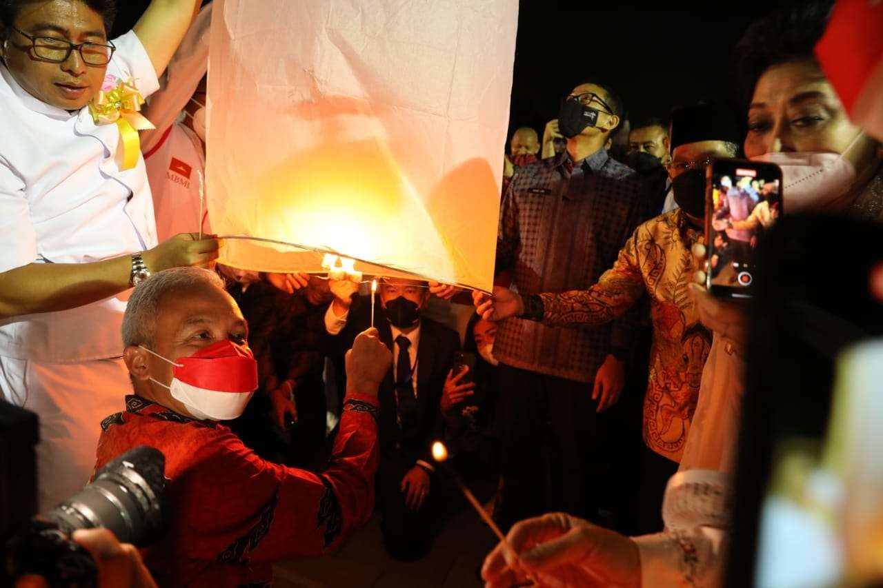 Gubernur Ganjar Pranowo ikut menerbangkan lampion dan memanjatkan doa untuk Jawa Tengah, saat puncak perayaan malam Dharmasanti Perayaan Trisuci Waisak di pelataran Candi Borobudur, Senin 16 Mei 2022. (Foto: Istimewa)