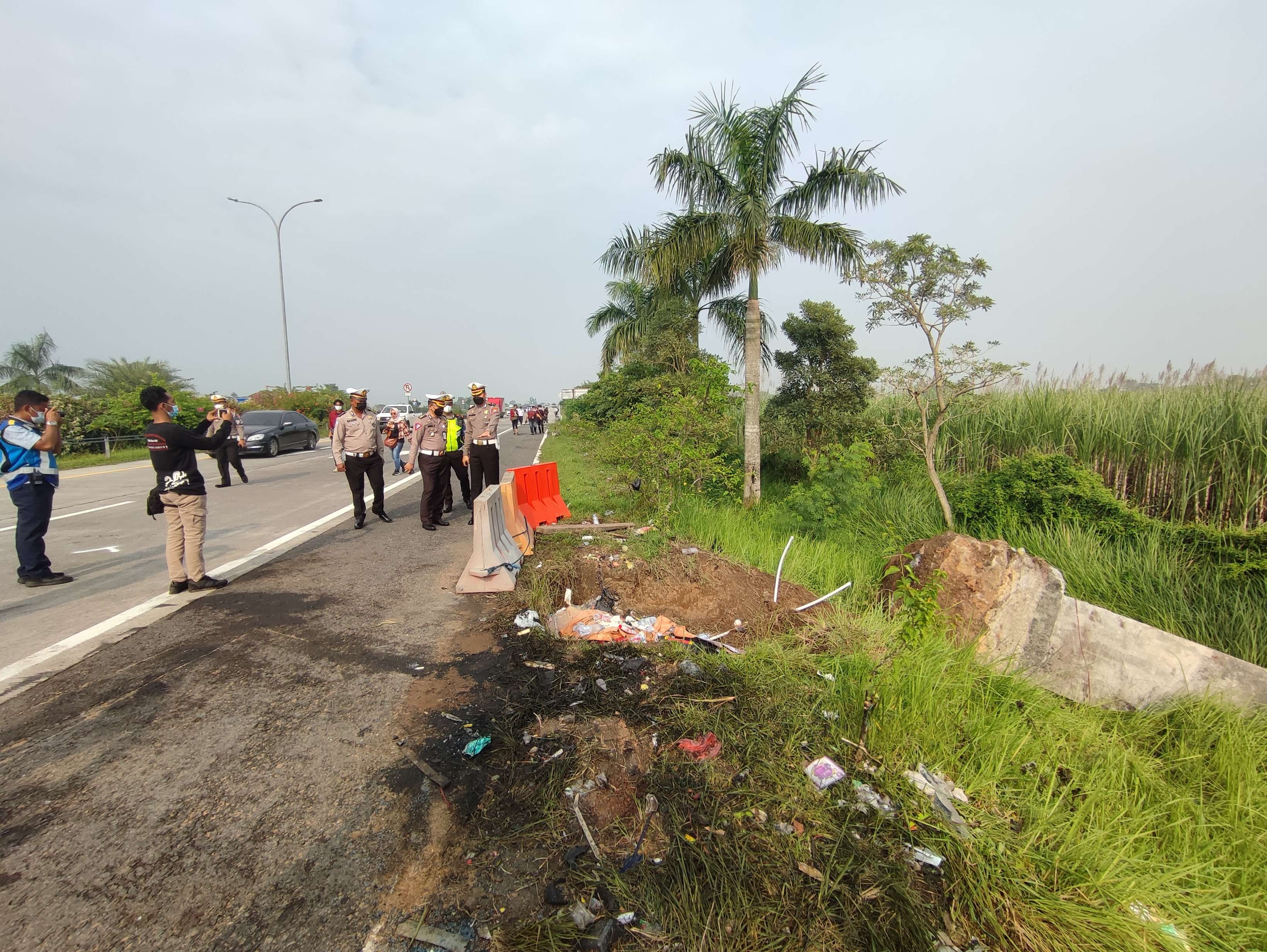 Guard rail tak terlihat di lokasi kejadian.(Deni Lukmantara/Ngopibareng)