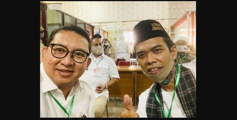 Fadli Zon pose bersama Ustadz Abdul Somad atau UAS. (Foto: Twitter Fadli Zon)