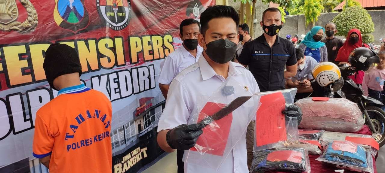 Seorang pria berinisial WM menghabisi nyawa teman kencannya dengan cara menusuk leher sebanyak lima kali dan menyayat nadi. (Foto: Fendhy Plesmana/Ngopibareng.id)