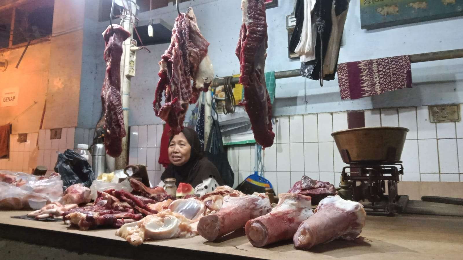 Salah satu penjual daging sapi di Pasar Besar Kota Malang. (Foto: Lalu Theo/ngopibareng.id)