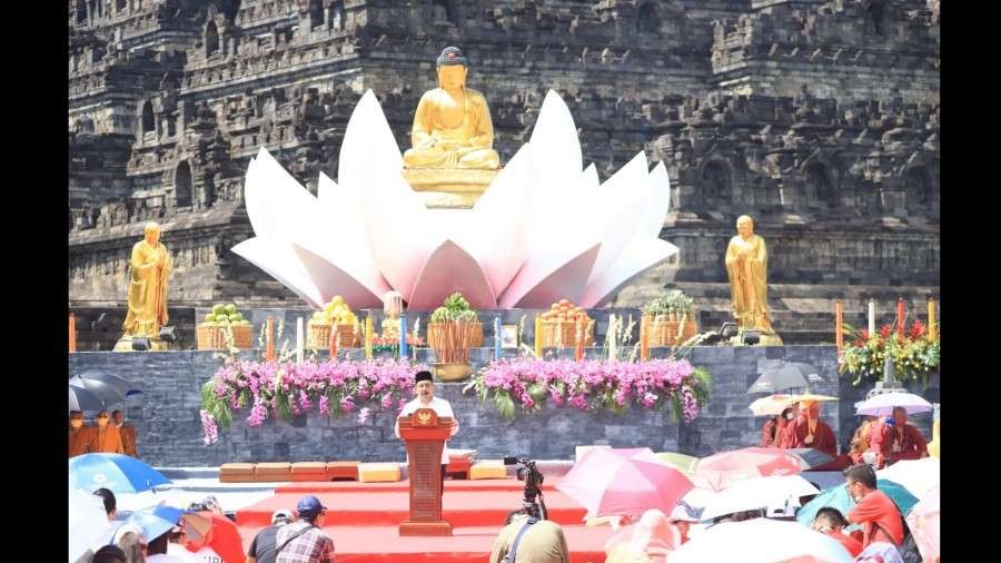 Wamenag Zainut Tauhid saat memberi sambutan dalam rangkaian perayaan Tri Suci Waisak, di Candi Agung Borobudur, Magelang, Senin 16 Mei 2022. (Foto: Kemenag)