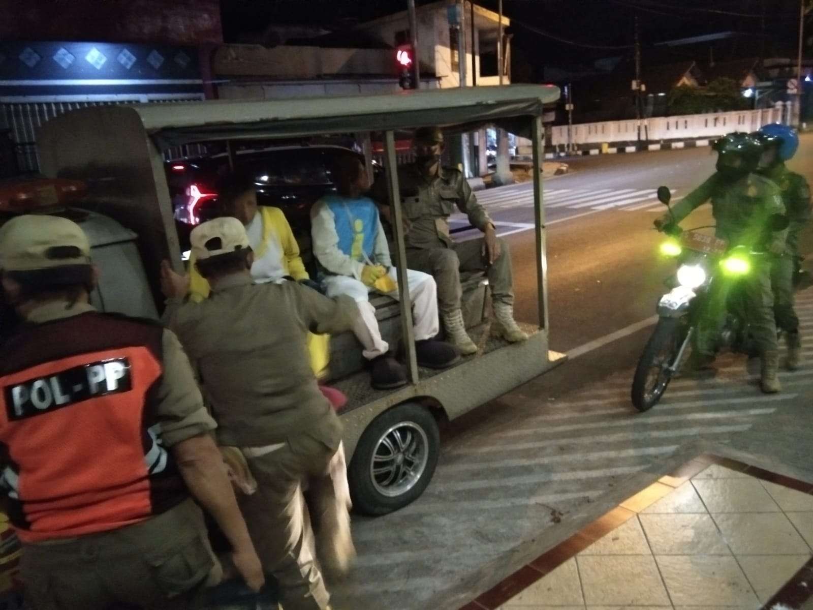 Satpol PP Kabupaten Tuban saat mengamankan dua orang pengamen dengan kostum badut. (Foto: Dok. Satpol PP Tuban)