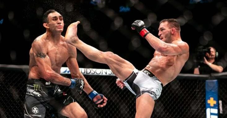 Tony Ferguson saat terkena tendangan keras di dagu oleh Michael Chandler dalam UFC 274. (Foto: Twitter/@ufc)