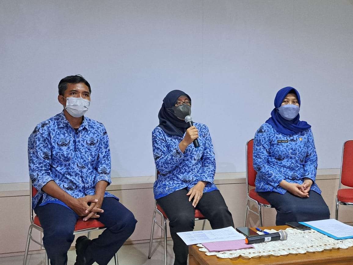 Kepala Dinas Kebudayaan, Kepemudaan dan Olah Raga serta Pariwisata (DKKORP) Surabaya, Wiwiek Widayati (tengah), saat melakukan konferensi pers bersama wartawan. (Foto: Pita Sari/Ngopibareng.id)