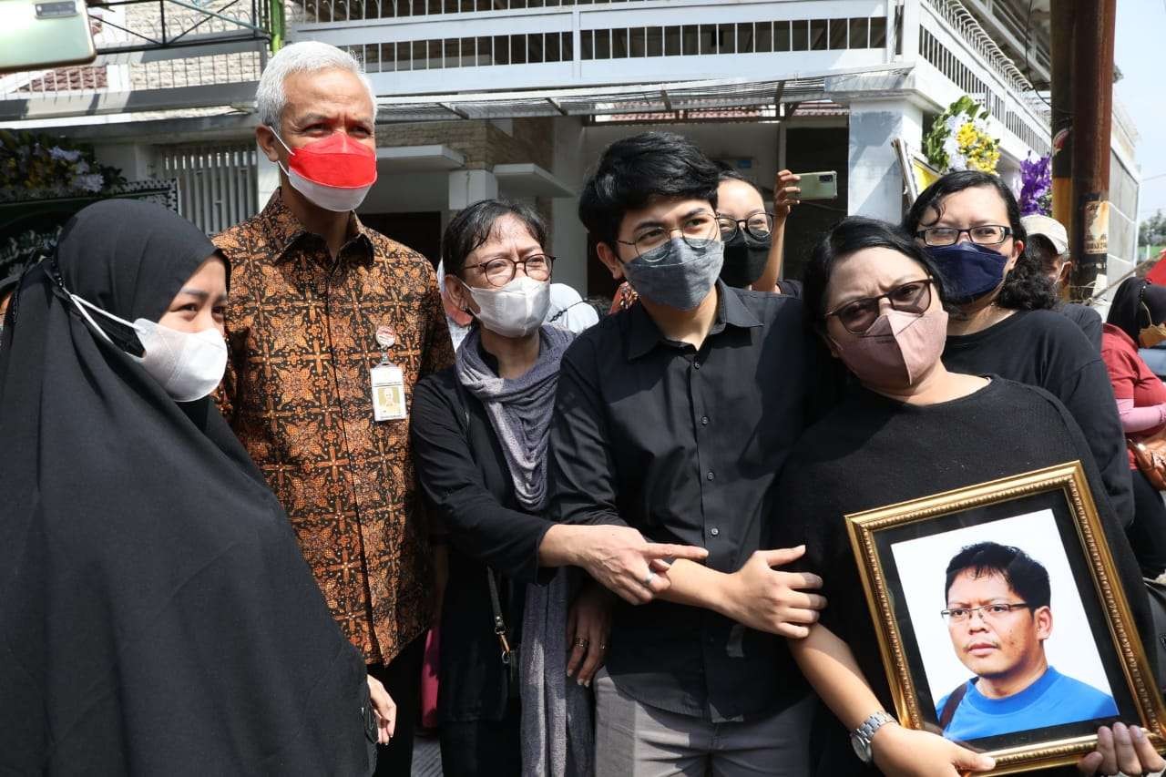 Gubernur Ganjar Pranowo melepas kepergian aktivis Seknas Muda Jokowi, Ajianto Dwi Nugroho. (Foto: Dok Jateng)