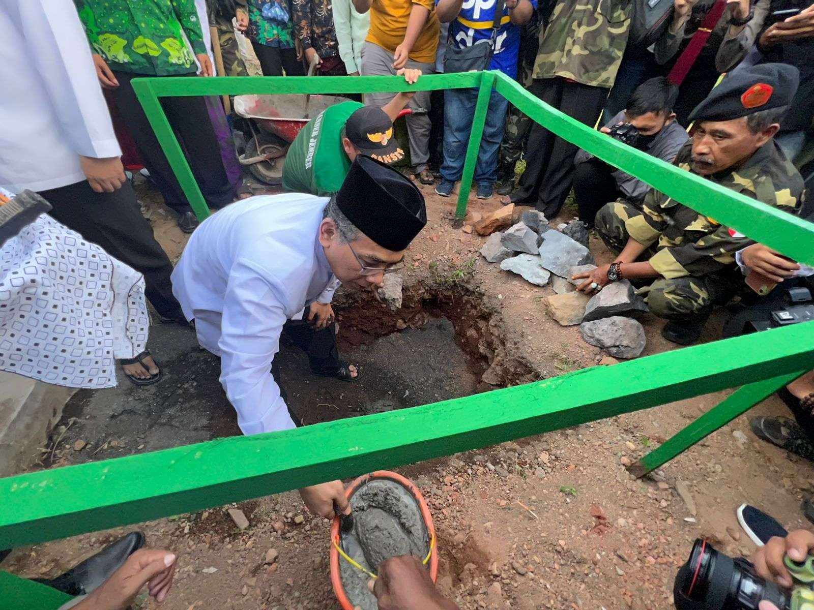 Ketua Umum PBNU KH Yahya Cholil Staquf meletakkan batu pertama pembangunan RSNU di Jember. (Foto: Istimewa)