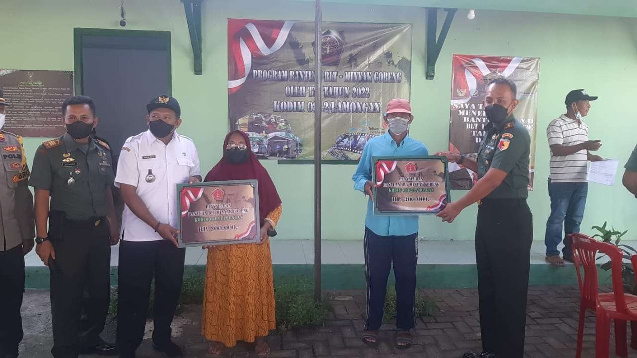 Dandim 0812 Lamongan Letkol Kav Endi Siswanto Yusuf menyerahkan BLT Minyak Goreng di Koramil Brondong. (Foto: Istimewa)