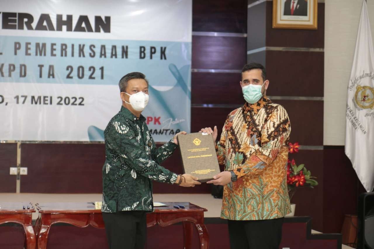 Walikota Habib Hadi Zainal Abidin (kanan) menerima Opini WTP dari Kepala Sekretariat Perwakilan Badan Pemeriksa Keuangan (BPK) Provinsi Jawa Timur Sigit Pratama Yudha. (Foto: Dinas Kominfo)