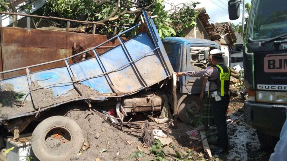 Kondisi truk bermuatan pasir yang tabrak belasan rumah di Desa Pasrepan, Kabupaten Pasuruan (Foto: Dok Polres Pasuruan)