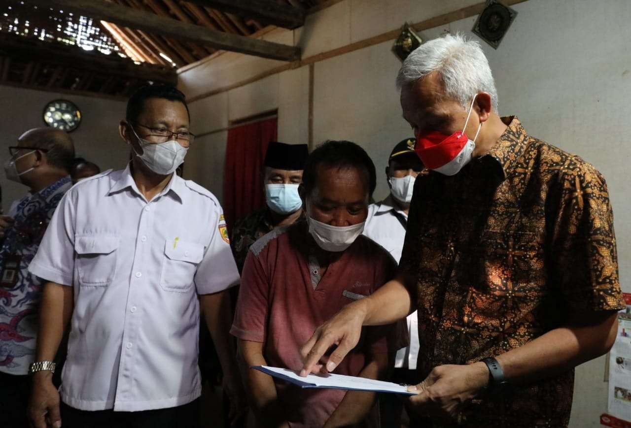 Gubernur Ganjar berkunjung ke rumah nenek yang tak bisa jalan di Sukoharjo. (Foto: Dok Jateng)