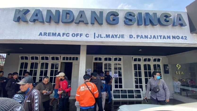 Antrean tiket laga uji coba Arema FC di Kandang Singa, Kota Malang. (Foto: Lalu Theo/nNgopibareng.id)