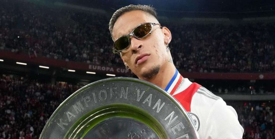 Pemain sayap Ajax, Athony dos Santos, saat memamerkan trofi Eredivisie. (Foto: Twitter/@Anthony00)