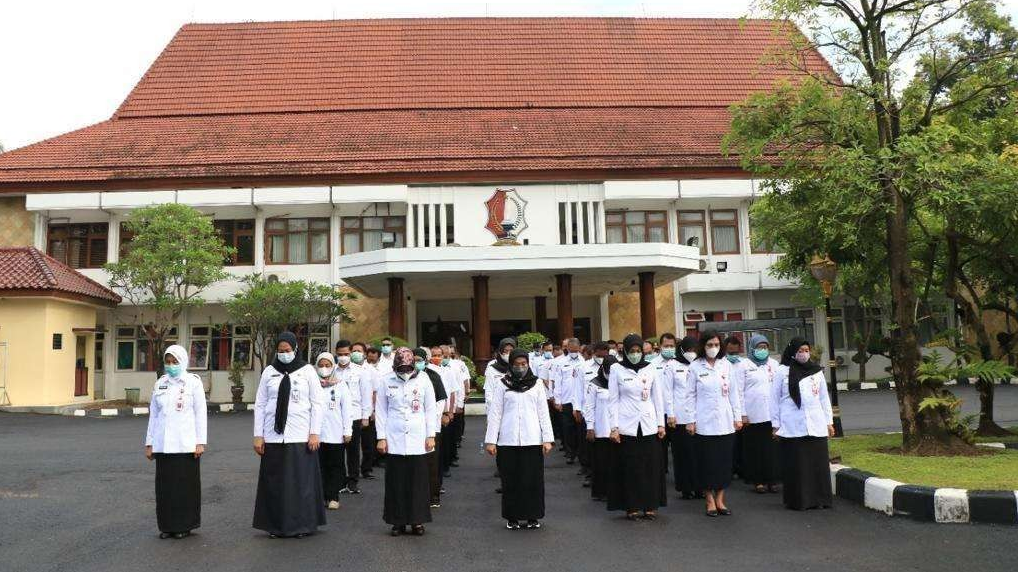 Aparatur Sipil Negara (ASN) saat mengikuti upacara di Lapangan Pemkab Bojonegoro.Foto: dok. humas Pemkab Bojonegoro/Ngopibareng.id)