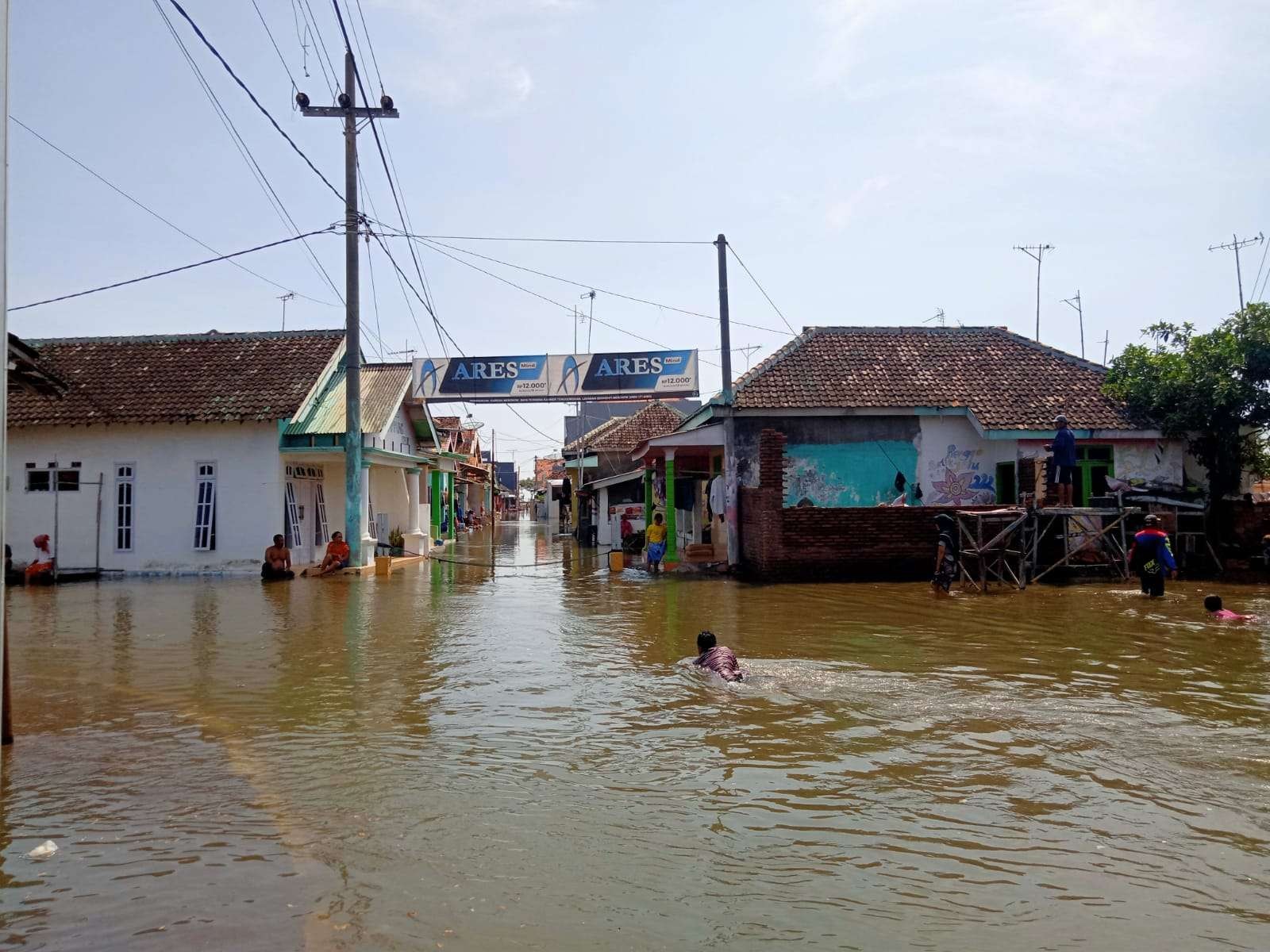 Anak-anak di Desa Kalibuntu, Kecamatan Kraksaan, Kabupaten Probolinggo bermain di genangan akibat banjir rob. (Foto: Ikhsan Mahmudi/Ngopibareng.id)