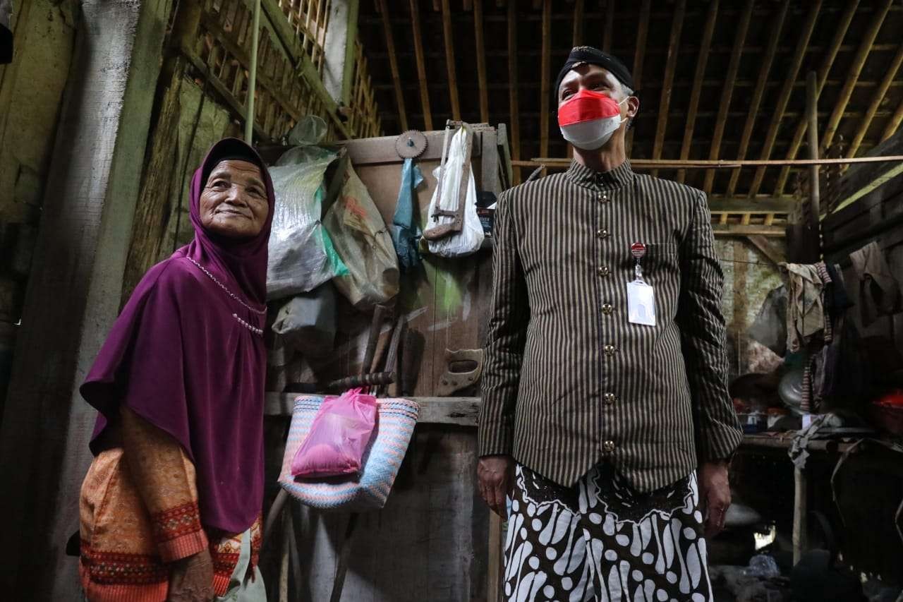 Gubernur Ganjar mengunjungi rumah salah satu nenek di Magelang. (Foto: Dok Jateng)