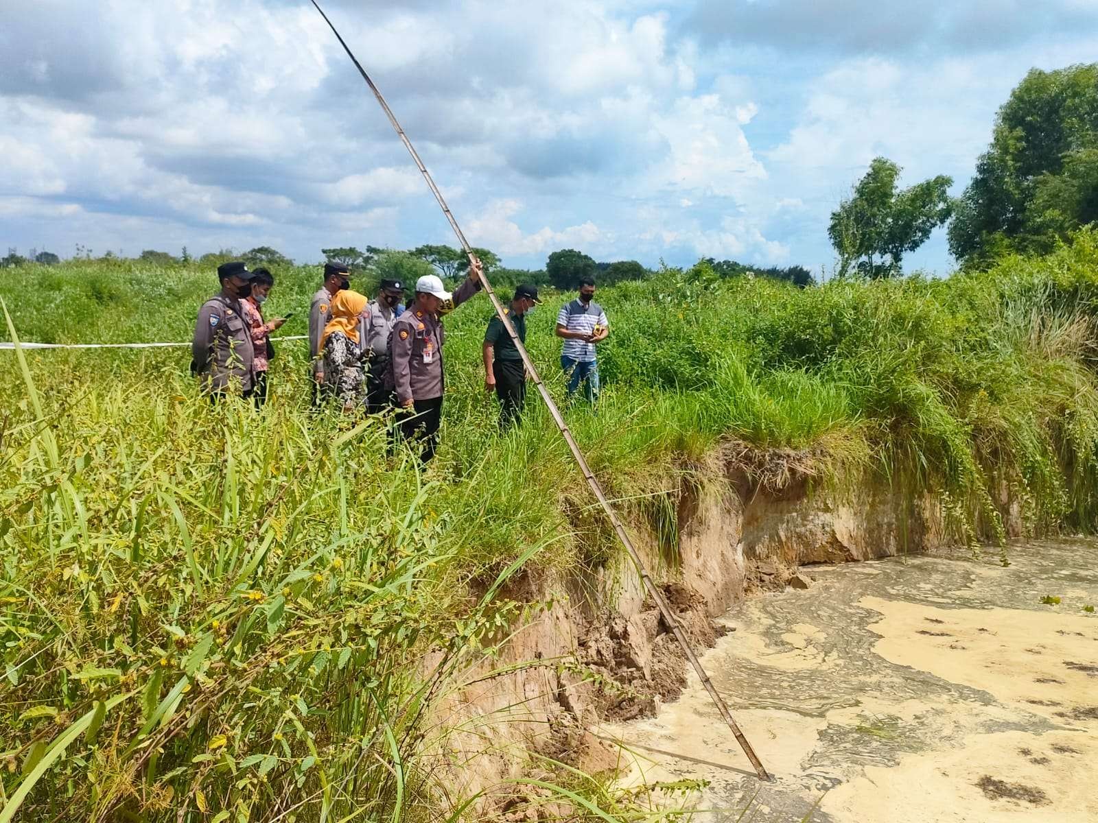 Forkopimka Jenu mengecek lokasi tanah ambles (Foto: Istimewa)