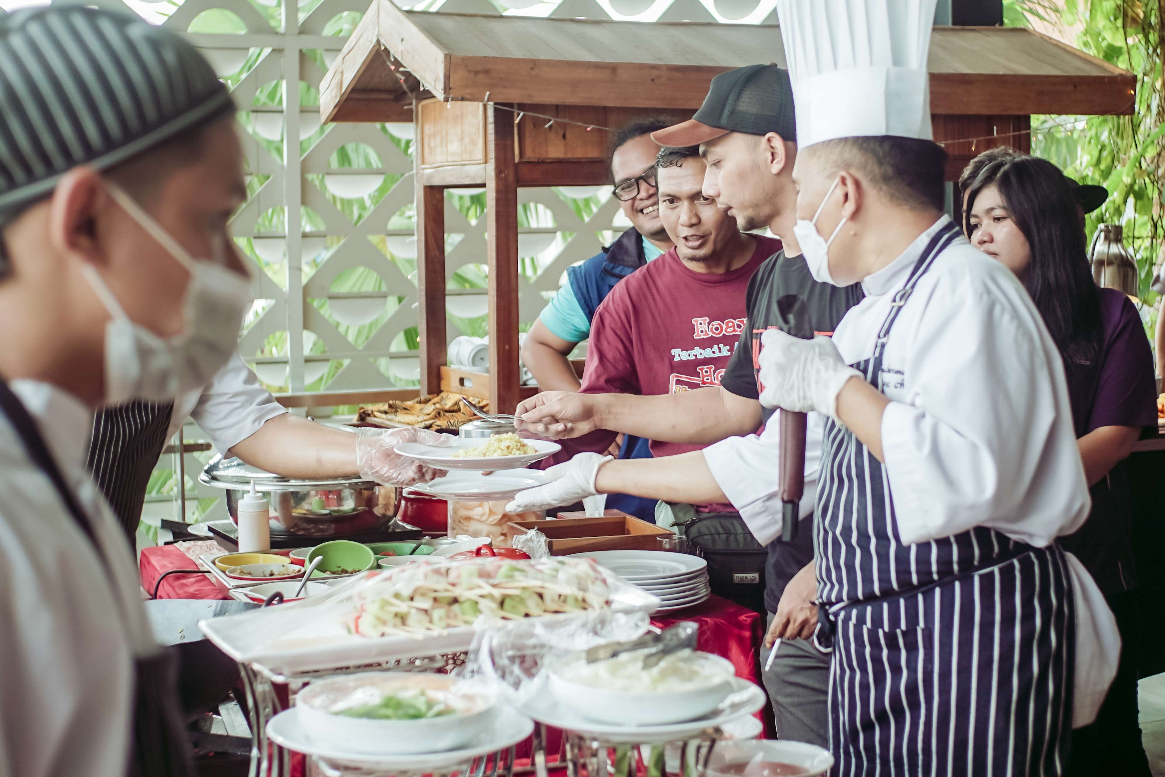 Live cooking Favehotel Sidoarjo menyita perhatian wartawan yang hadir. (Foto: Aini Arifin/Ngopibareng.id)