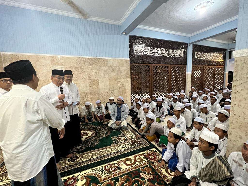 Ketua Umum PBNU KH Yahya Cholil Staquf (Gus Yahya) saat berbicara kepada para santri di Ponpes Nurul Jadid, Paiton Probolinggo, 19 Mei 2022. (Foto: Istimewa)