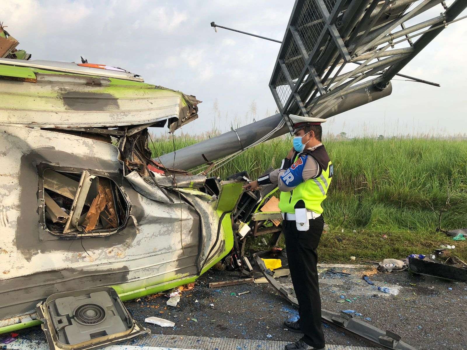 Aparat saat melakukan olah TKP bus PO Ardiansyah. (Foto: Istimewa)